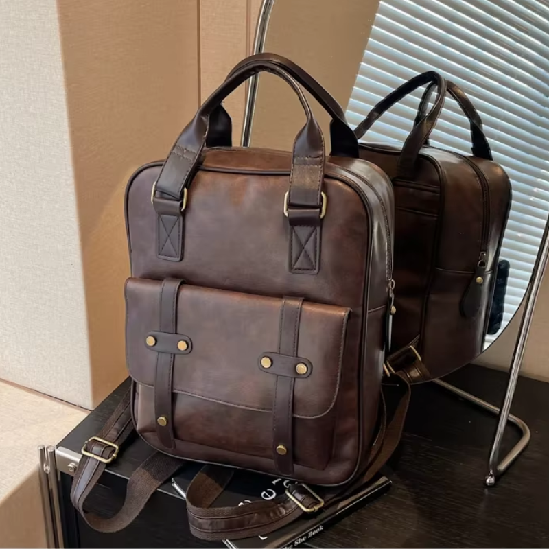 Sac Cartable Femme Multipoches en coloris marron foncé, vue de côté avec reflet dans un miroir. - Camel - Noir - Marron