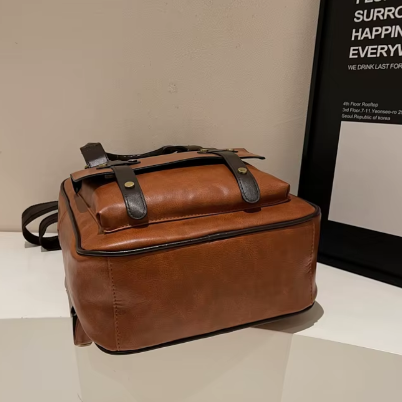 Sac Cartable Femme Multipoches Marron, vu de dos en angle, posé sur un support. - Camel - Noir - Marron