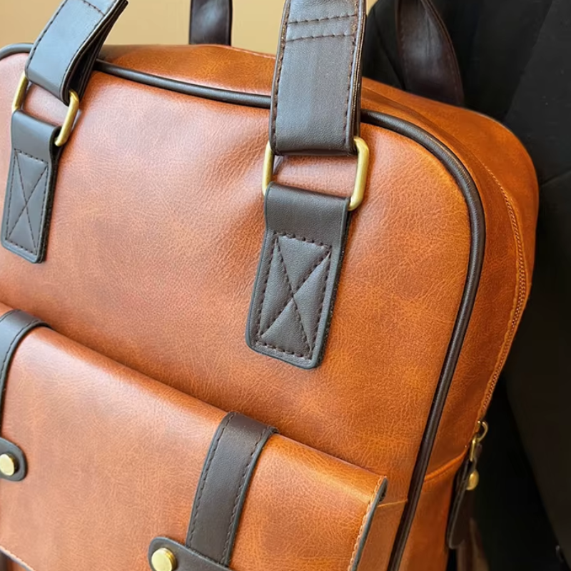Sac Cartable Femme Multipoches Marron, gros plan sur les anses et les boucles à clip en cuir. - Camel - Noir - Marron
