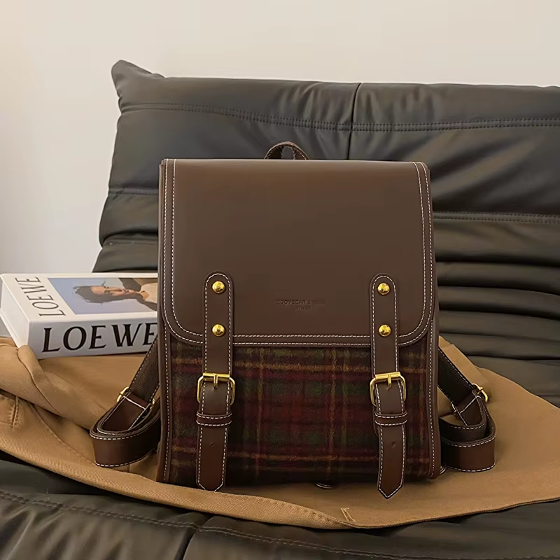 Sac Cartable Femme Rétro à Carreaux - mise en scène avec livre - Rouge - Vert
