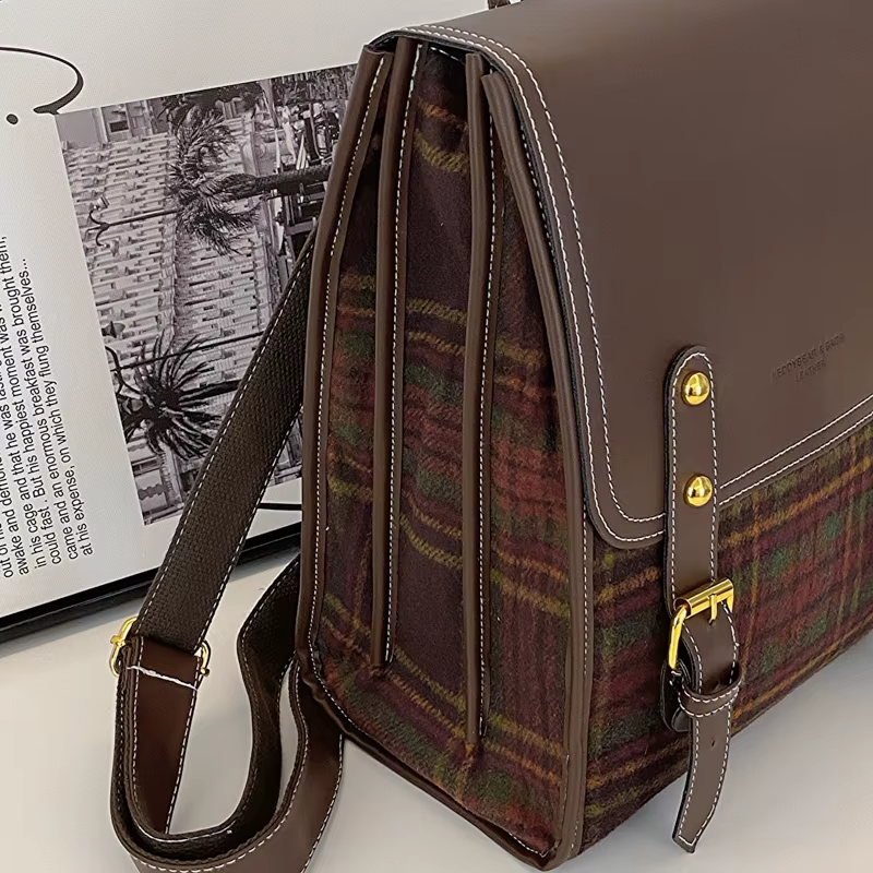 Sac Cartable Femme Rétro à Carreaux - mise en scène avec magazine - Rouge - Vert