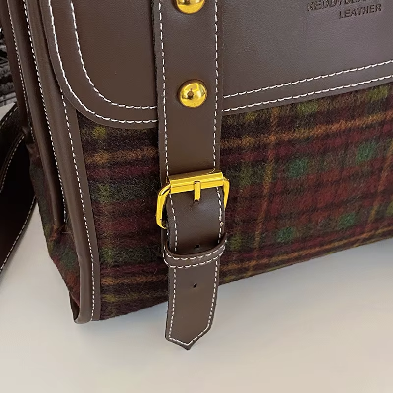 Sac Cartable Femme Rétro à Carreaux - détail boucle réglable - Rouge - Vert