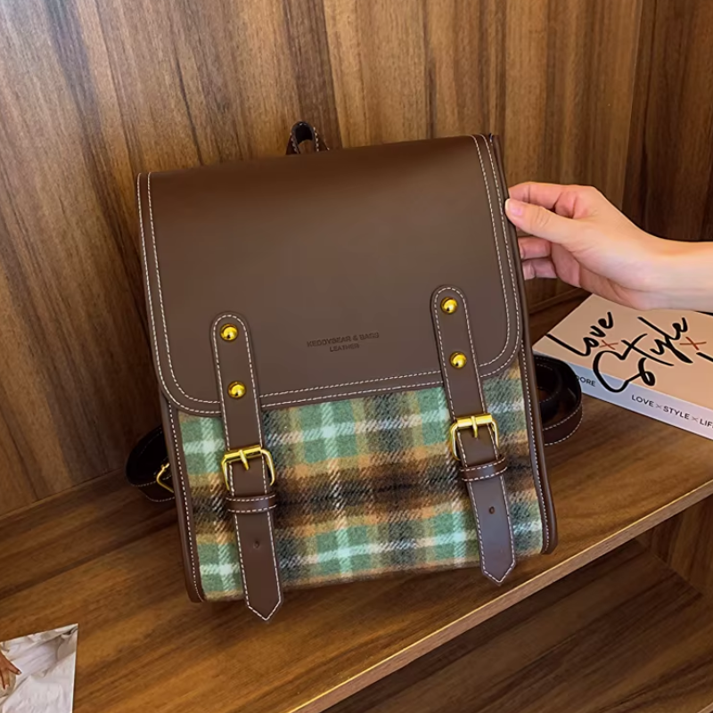 Sac Cartable Femme Rétro à Carreaux - mise en scène sur étagère - Rouge - Vert