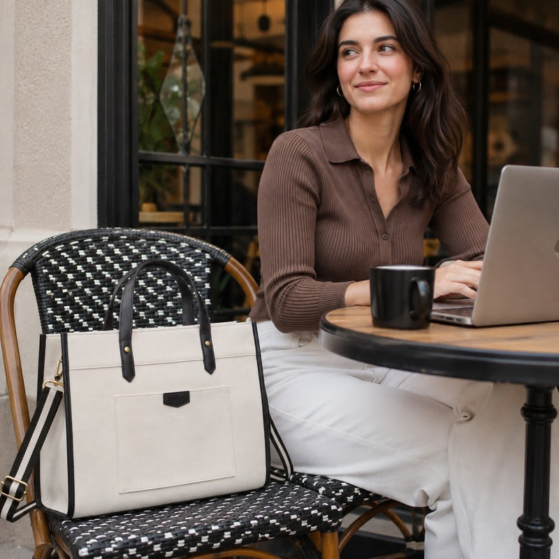 Sac de Cours Femme Ordinateur Portable 15,6 Pouces coloris beige liseré noir - posé sur une chaise en terrasse de café