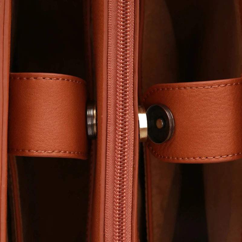 Sac de Cours à Main camel - zoom fermeture éclair et bouton magnétique