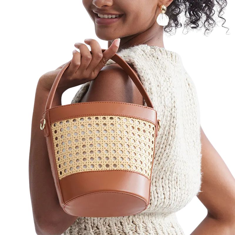 Sac Effet Osier Design avec Bandoulière, porté par une femme, sur un fond blanc.