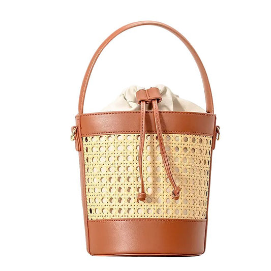 Sac Effet Osier Design avec Bandoulière, marron et beige, sur un fond blanc.