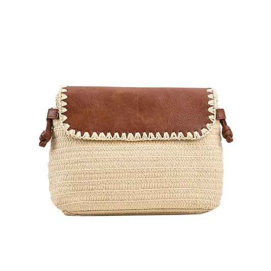 Sac Effet Osier Marron et Beige à Bandoulière, sur un fond blanc.