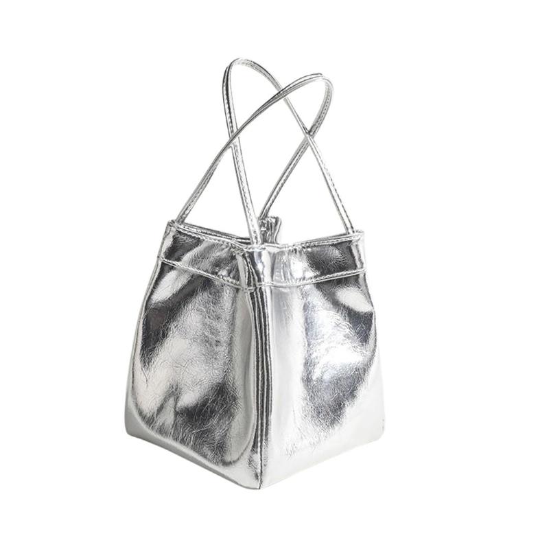 Sac Femme Seau Carré et Argenté sur fond blanc