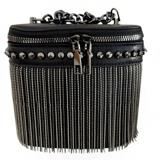 Sac à Frange Métallique Élégant, de couleur noire et sur fond blanc.
