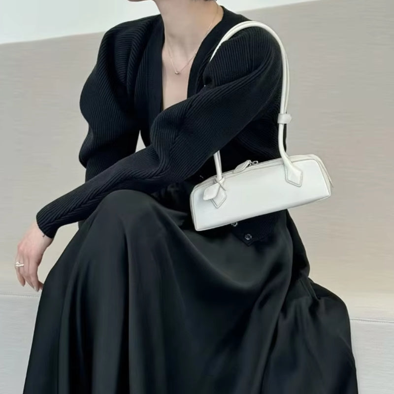 Sac à Main Baguette Chic avec Anse Élégante, porté par un mannequin