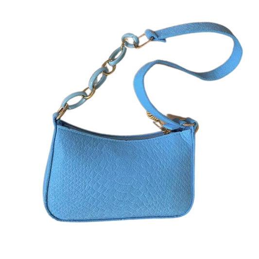 Sac à Main Baguette Design Compact et Couleur Audacieuse, de couleur bleu et sur fond blanc