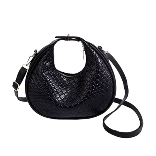 Sac à Main Baguette Design Tressé et une Allure Raffinée, de couleur noire et sur fond blanc