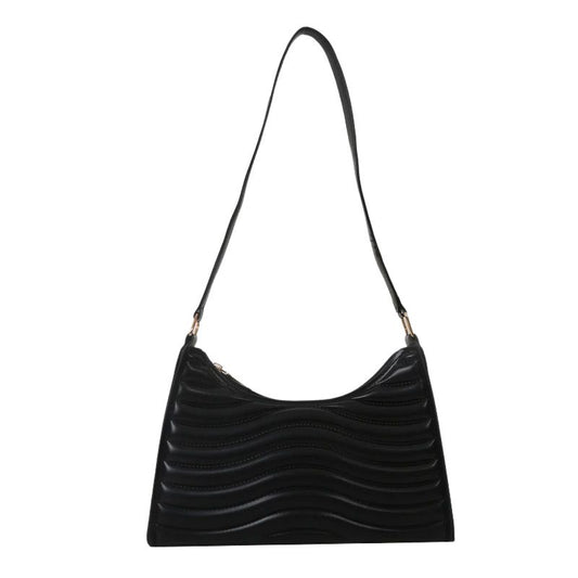 Sac à Main Baguette Élégant en Simili Noir, avec motif en forme de vague noires, sur un fond blanc.