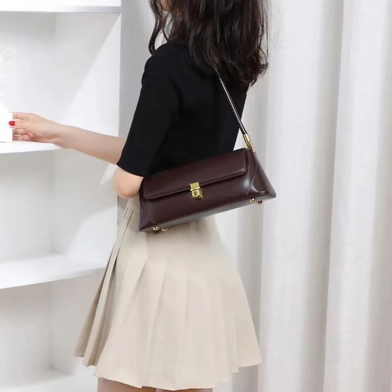 Sac à Main Baguette avec Fermeture Dorée Raffinée, porté par un mannequin