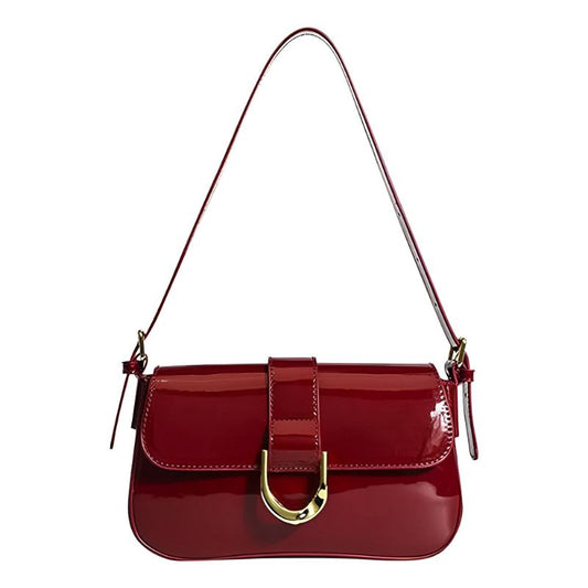 Sac à Main Baguette avec Finition Luxueuse, de couleur rouge et sur fond blanc