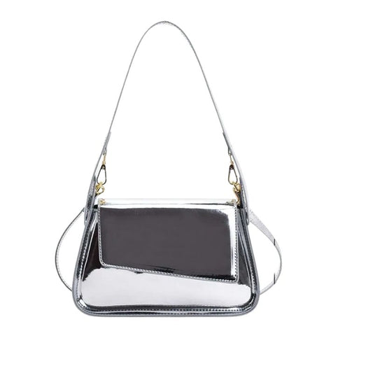 Sac à Main Baguette Finition Métallisée Look Audacieux, de couleur argentée et sur fond blanc