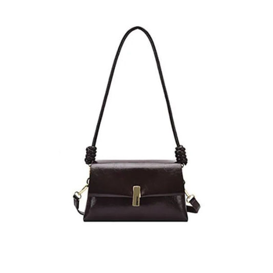 Sac à Main Baguette Look Chic et Sophistiqué, de couleur marron et sur fond blanc