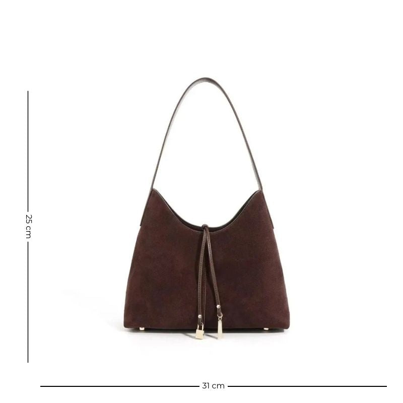Sac à Main Baguette Marron Fourre Tout, avec deux pendentifs, sur un fond blanc.