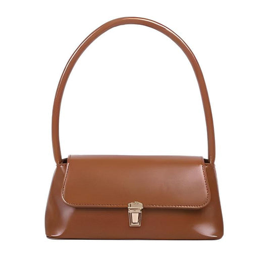 Sac à Main Baguette Minimaliste Fermoir Doré Élégant, de couleur camel et sur fond blanc