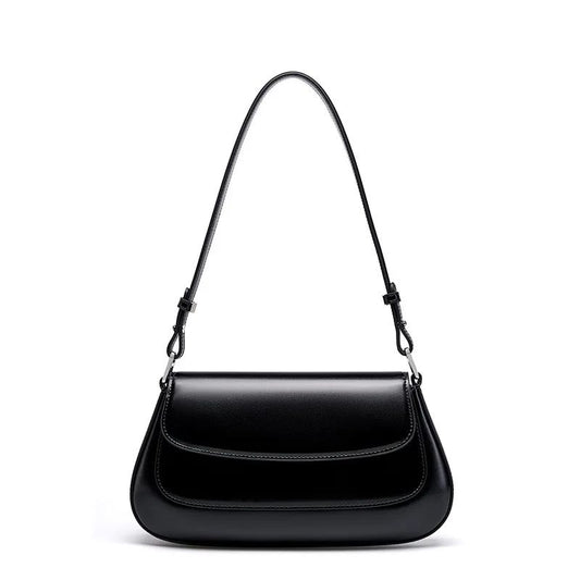 Sac à Main Baguette Silhouette Compacte et Élégante, de couleur noire et sur fond blanc