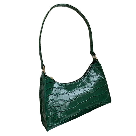 Sac à Main Baguette Vert Motif Crocodile, sur un fond blanc.