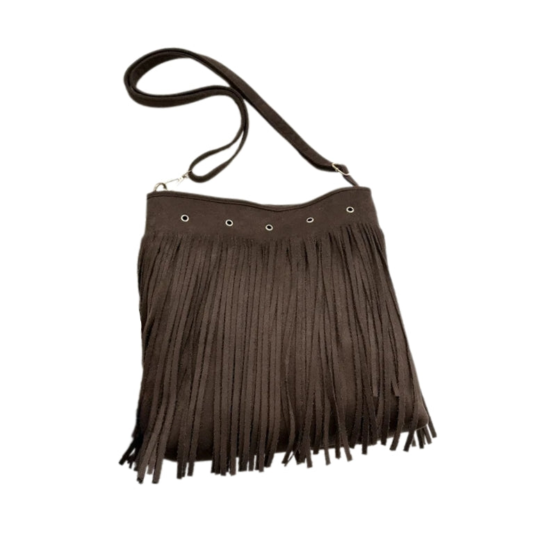 Sac à Main Bohème Chic avec Frange Stylée, de couleur marron et sur fond blanc