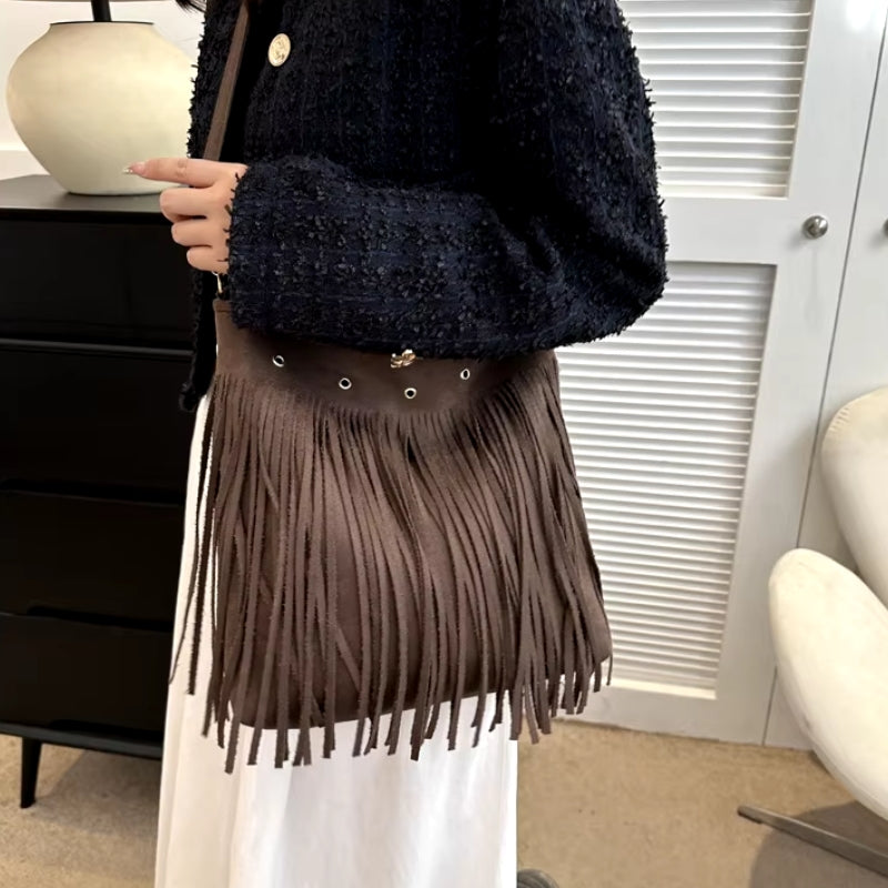 Sac à Main Bohème Chic avec Frange Stylée, porté par un mannequin