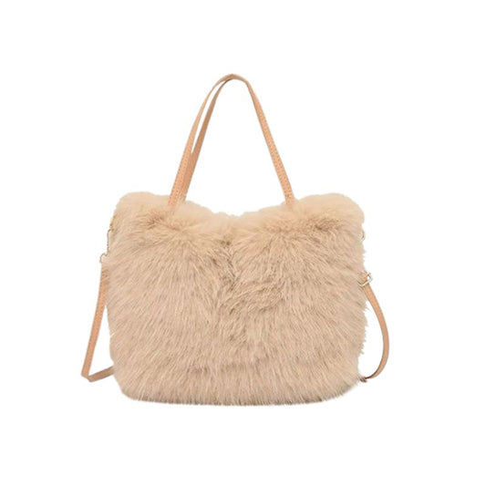 Sac à Main Doux et Élégant en Fausse Fourrure sur fond blanc