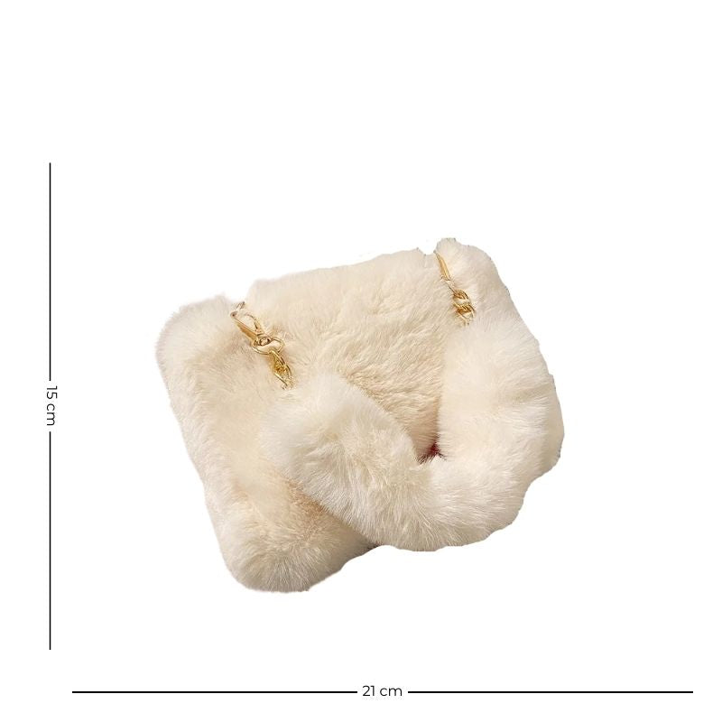 Sac à Main Fausse Fourrure Doux et Élégant, avec chaînette dorée, sur un fond blanc.