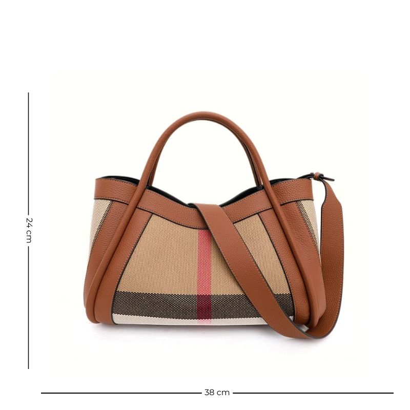 Sac à Main Fourre Tout Marron en Toile et Simili, avec une bandoulière, sur un fond blanc.