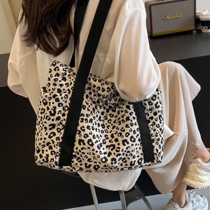 Sac à Main Léopard Blanc en Nylon porté par une femme