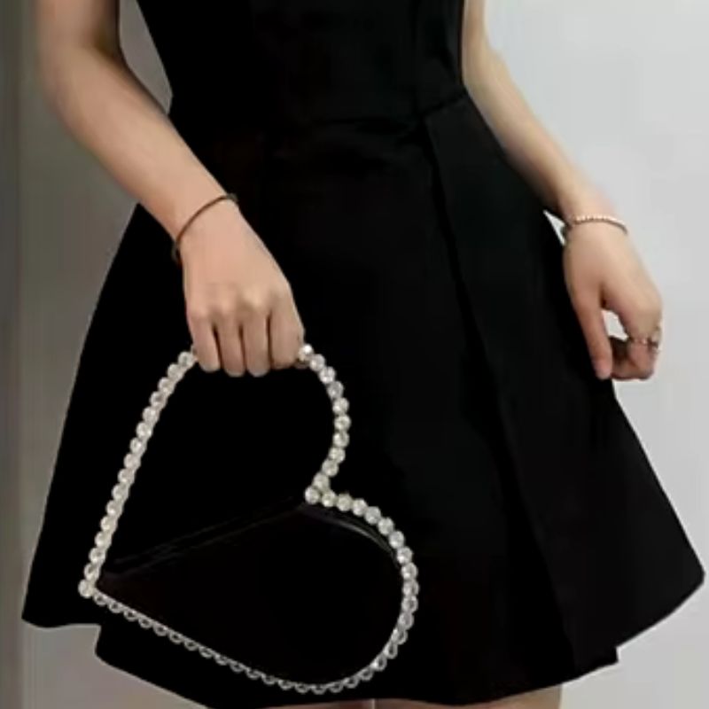Sac à Main Mariage Forme Coeur et strass, porté par un mannequin.