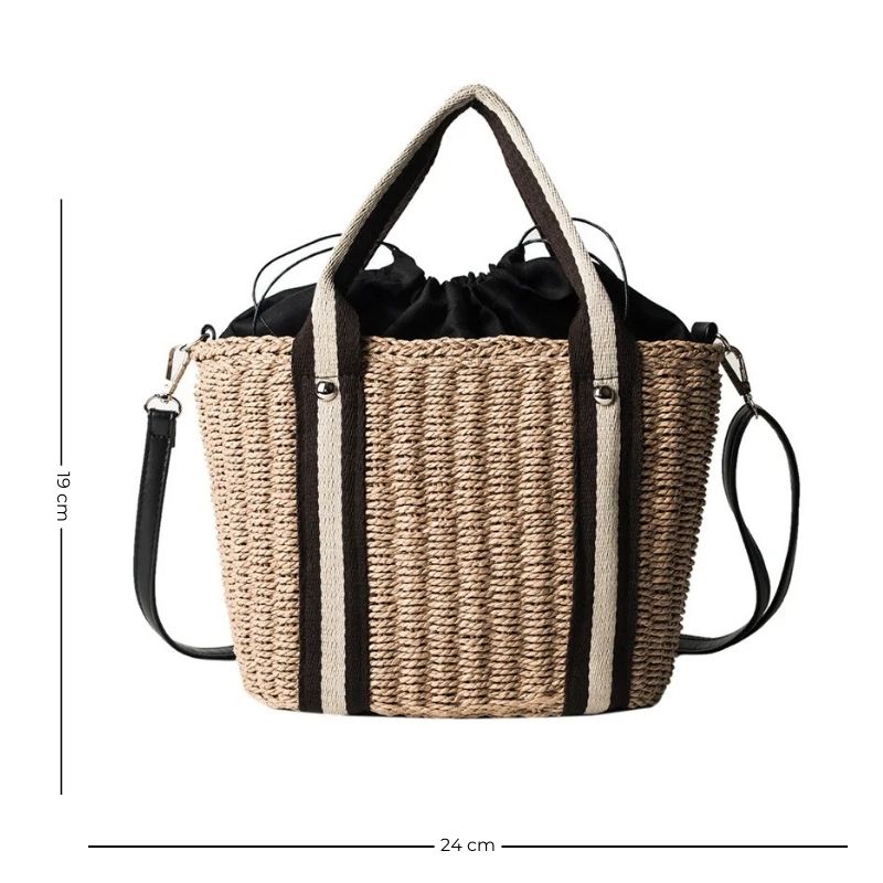 Sac à Main Panier en Paille avec Bandoulière, de couleur marron, avec anse et bandouilière noires, sur un fond blanc.