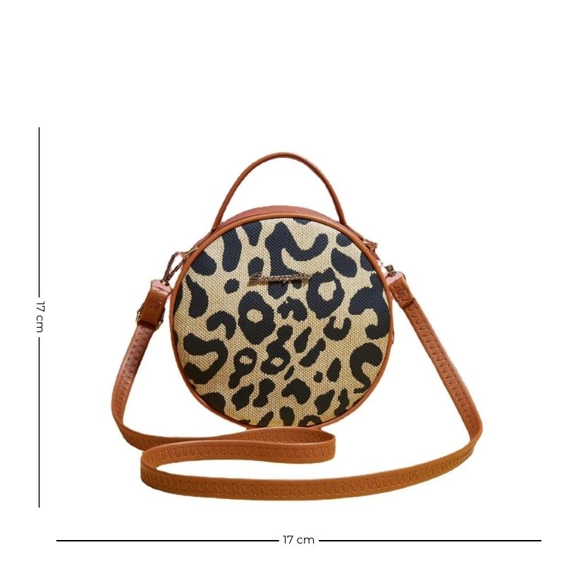 Sac à Main Rond à Bandoulière Motif Léopard, de couleur marron, sur un fond blanc.