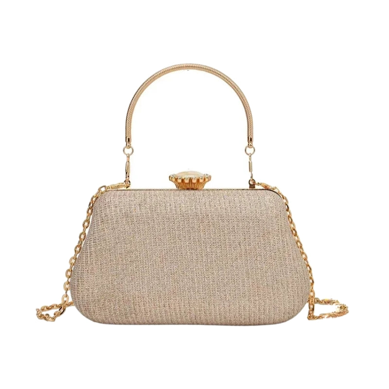 Sac à Main de Soirée Glamour Design Chic et Intemporel, de couleur dorée et sur fond blanc