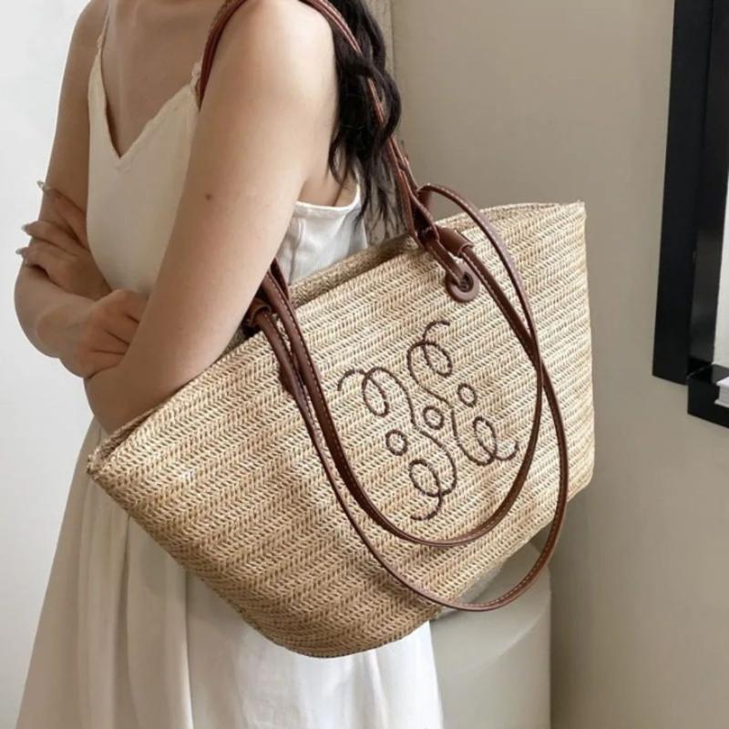 Sac en Osier Beige et Versatile porté par une femme
