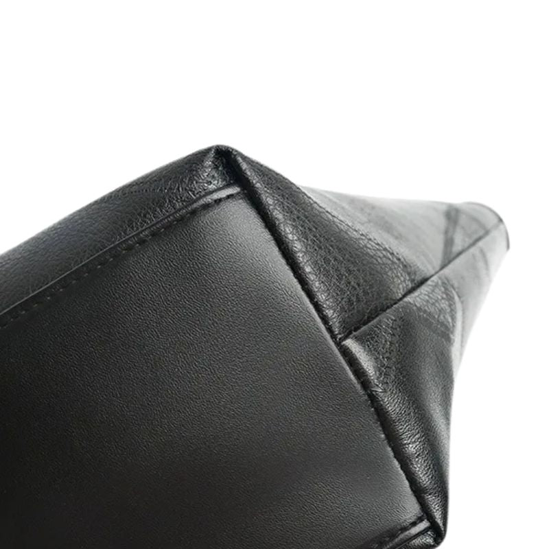 Sac Porté Épaule Sobre et Raffiné vu du dessous sur fond blanc
