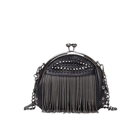 Sac Porté Noir à Frange, sur fond blanc.