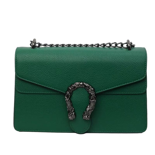 Sac Chaîne Rectangulaire Élégant et Sophistiqué sur fond blanc