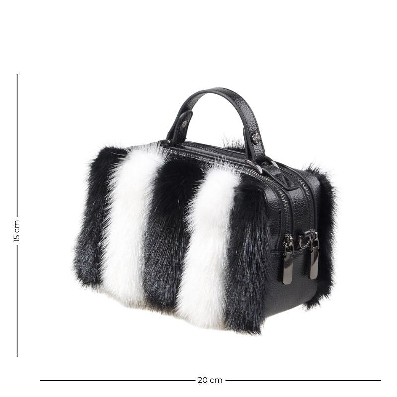 Sac à Main de Luxe en Fausse Fourrure sur fond blanc