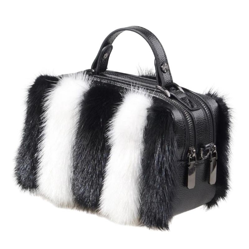 Sac à Main de Luxe en Fausse Fourrure sur fond blanc