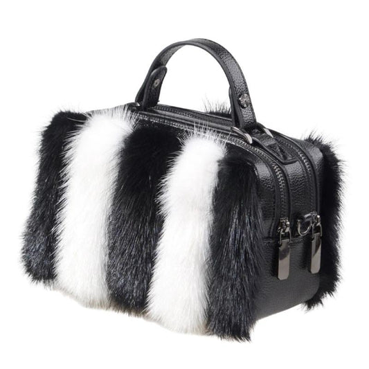 Sac à Main de Luxe en Fausse Fourrure sur fond blanc