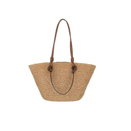 Sac à Main Panier Versatile en Paille sur fond blanc