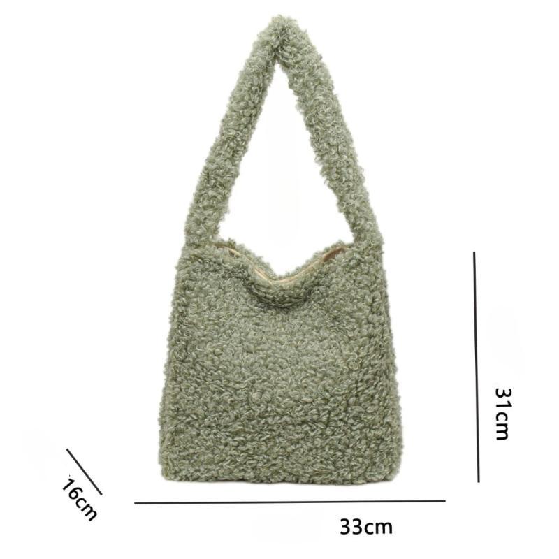 Sac à Main Versatile en Fausse Fourrure sur fond blanc